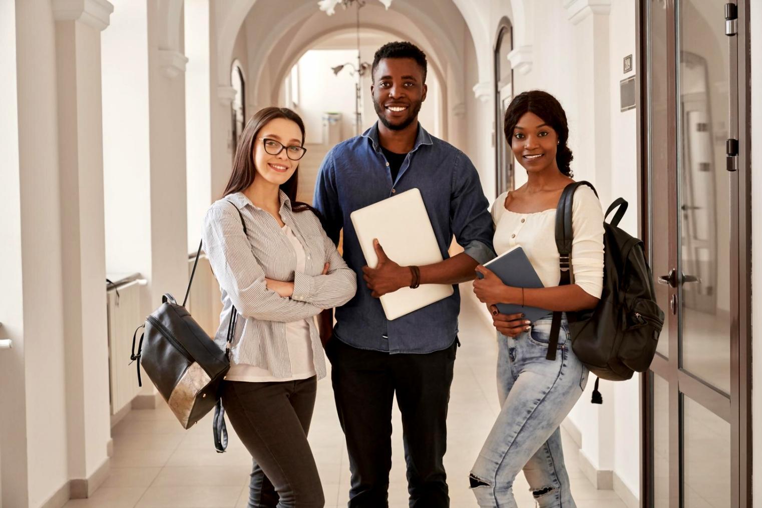 Studente internazionale che lavora su progetti personali in Italia